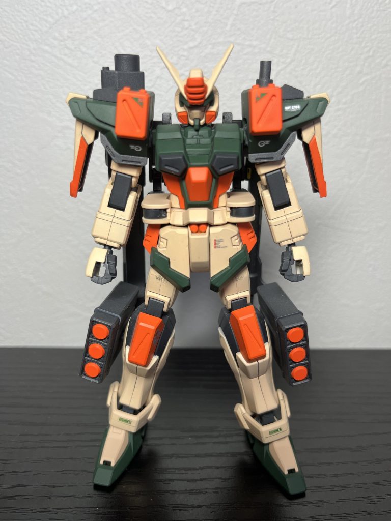 肩アーマーとフロントスカートに装甲を追加し、脚部にはジャンクからミサイルポッドを装備しました。