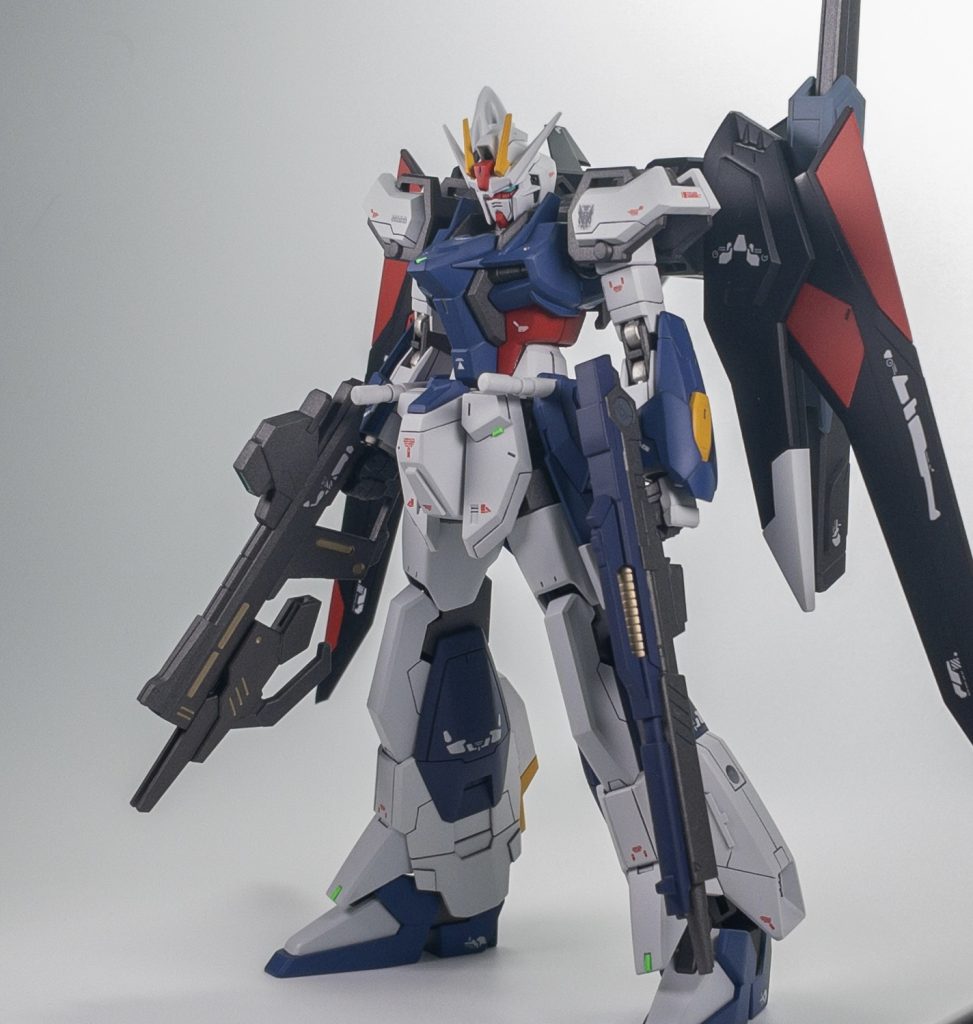 ライフルは2丁拳銃スタイル。片方は過去のオプションパーツセットのライフルをサーベル基部を接続出来るようにして銃剣モードに出来るようにしています。