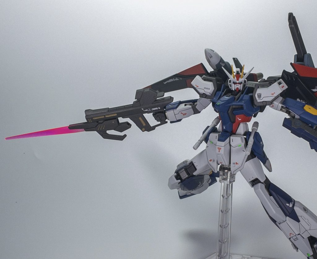 改造ライフル下部はリナーシタのバスターライフルパーツを穴開けして接続しています。