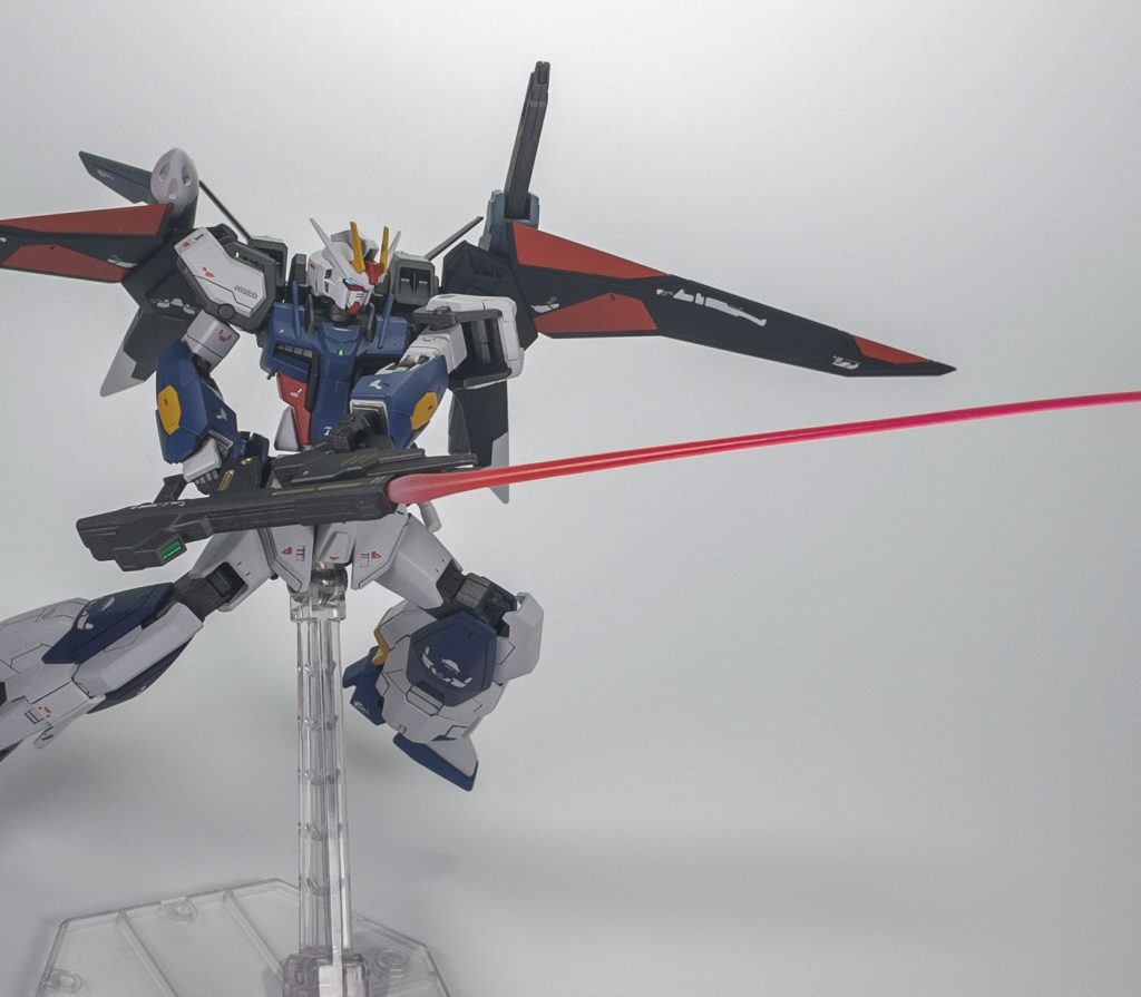 隠しギミックという程のもではないですが改造ライフルは銃口に大型サーベルエフェクトが装備可能にしています。ゼータのロングサーベルを参考にしました。