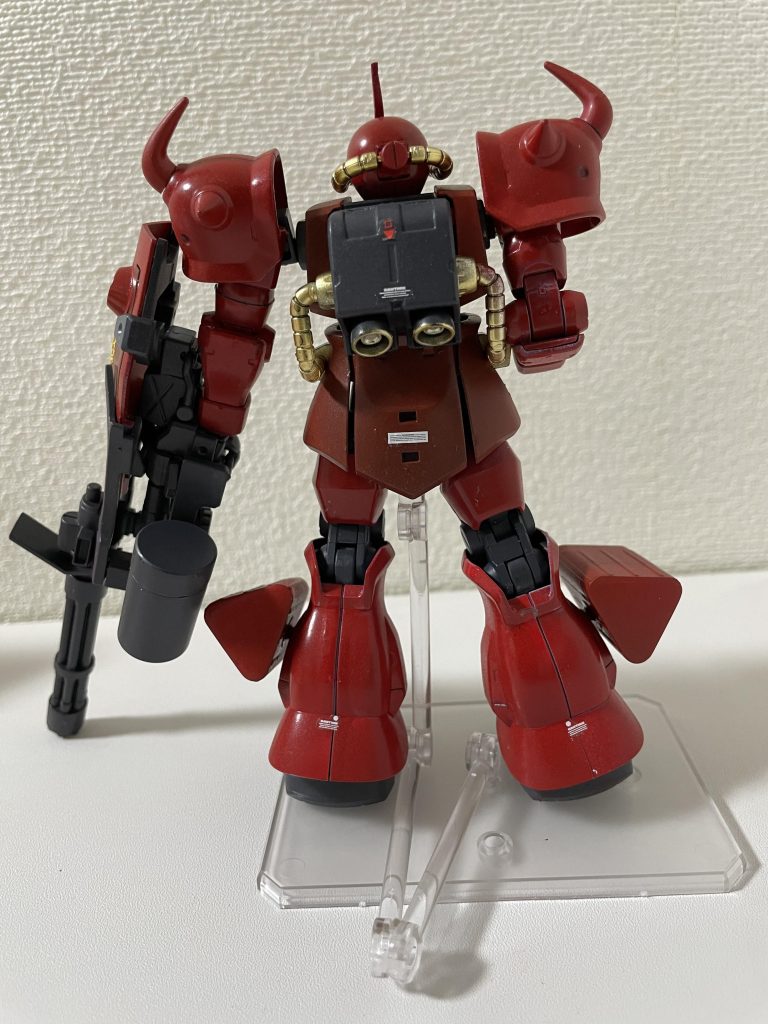 全身を後ろから。バーニア内部は金色にしました。脚部の武器は本来は穴が空いていますが、パテで埋めました。パテ削りに苦労しましたが、終わったら達成感がすごかったです。