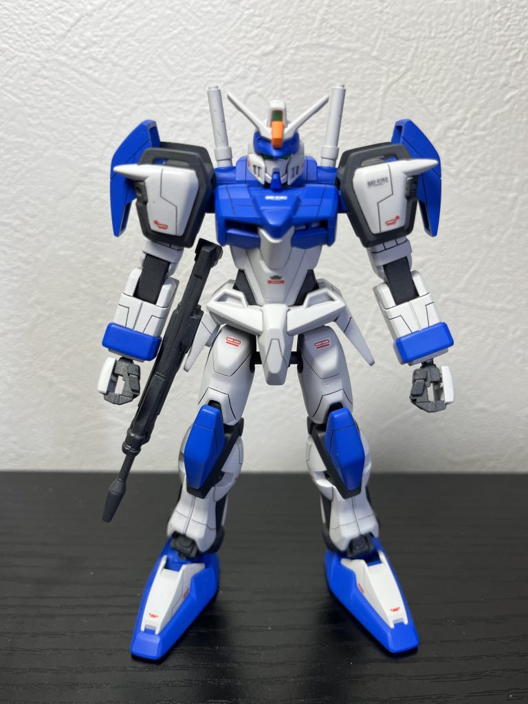 全体的にスジボリでディティールアップし、ウエストと太腿を2mm延長しています。ビームライフルはネオジウム磁石でマウントしています。