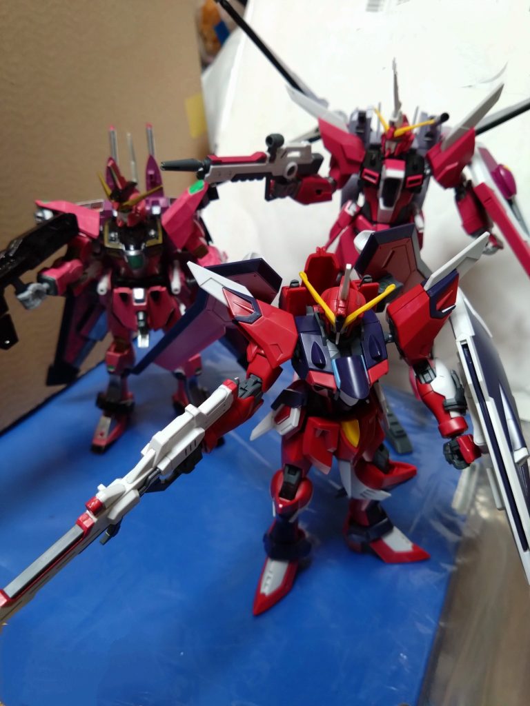 その後、3機のジャスティスは連携をとる。まず、一斉にライフルを発射。スペランツァジャスティスは火力が高いライフルを使用する一方、シンとアスランのジャスティスは通常のビームライフルによる攻撃。