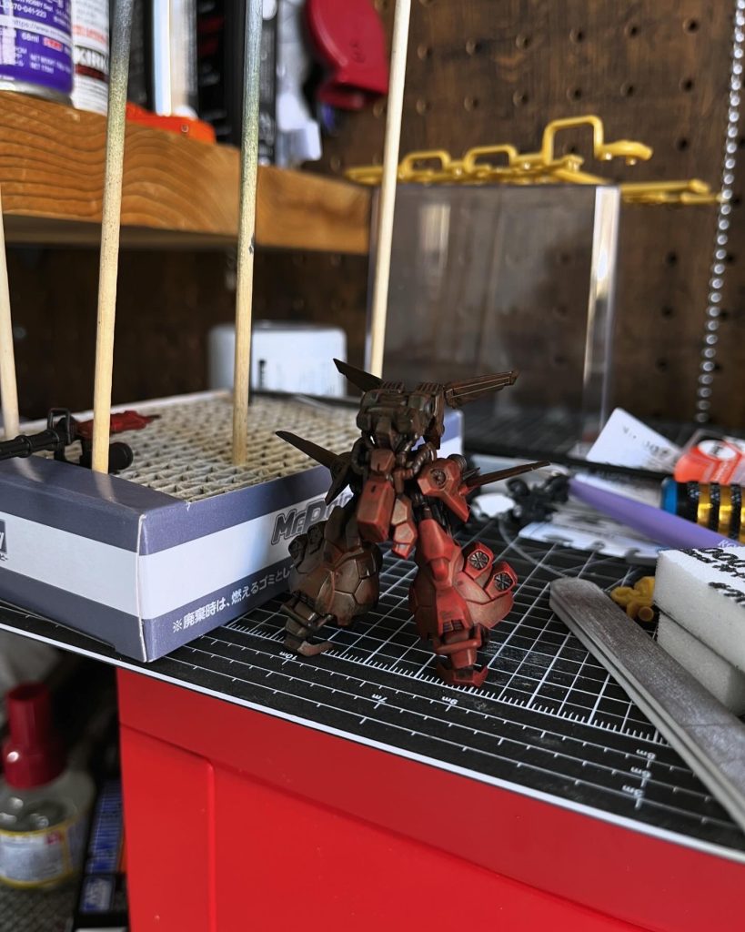 作成途中下を暗めの赤で塗ってその上からドライブラシで仕上げました!