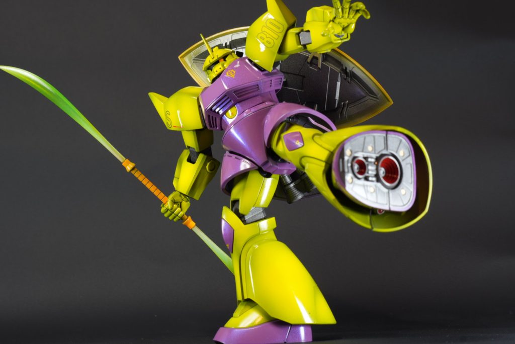 足裏やバーニア、シールド裏も色分け。サクッと作りたかったので、エアブラシの細吹きのみで色分けしました。遠目からだといい感じに見えますね。