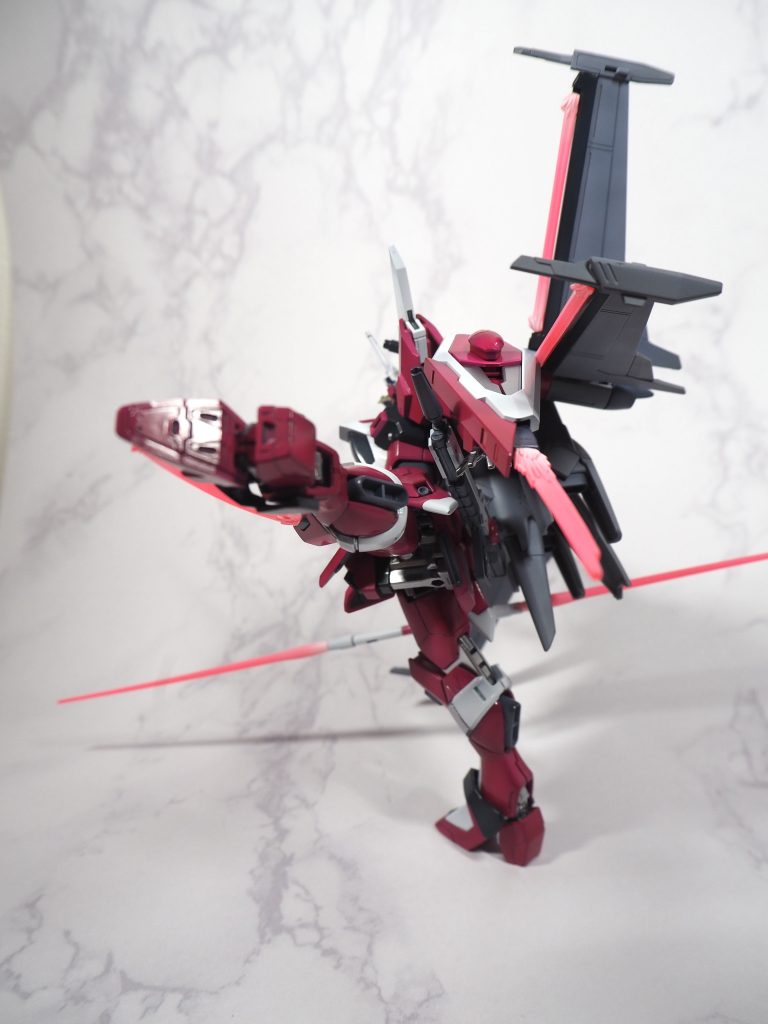 蹴りポーズが決まります。まさか一本足で自立した！