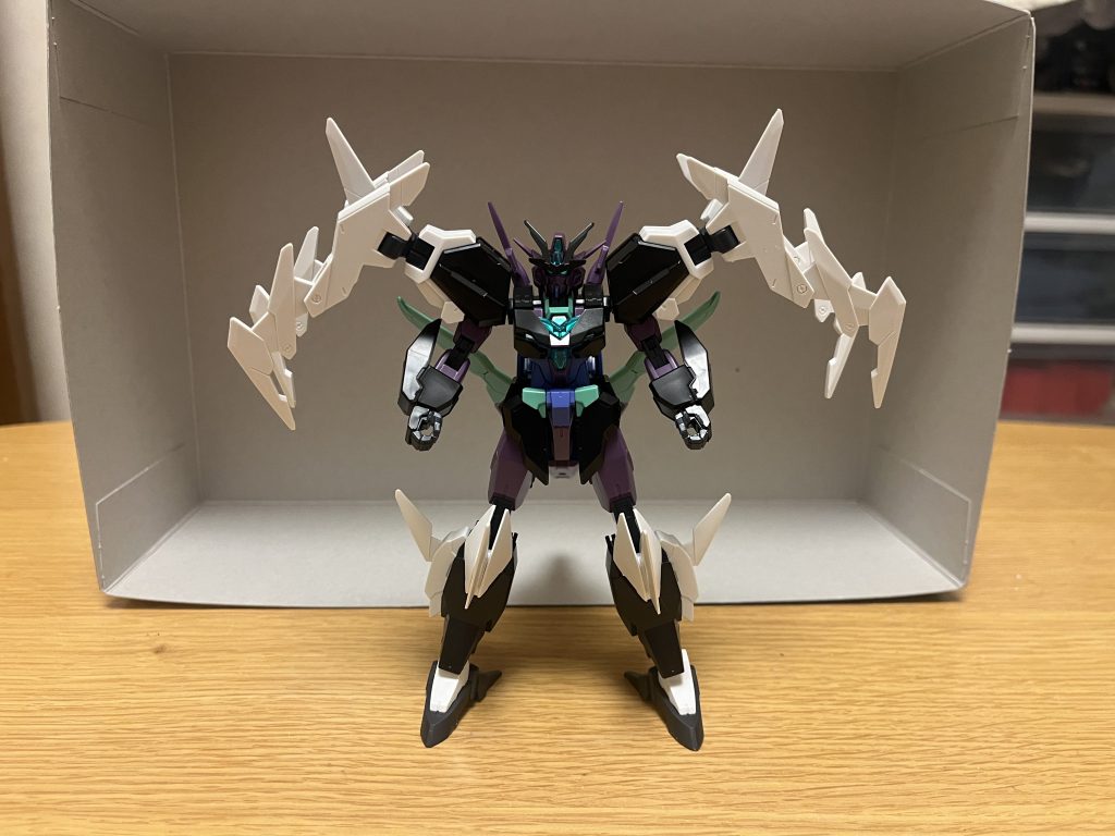 機体名:プルタインガンダム全高:19.1m重量:59.9t黒と紫色を基調としたカラーリング、刺々しいパーツを多用した独特なシルエット、両肩部に装備された羽のようなスタビライザーが特徴。パイロットは、アルファロ(CV:梅津秀行)。男性。ナチュラル。年齢は、35歳。純白の肌、大きな鼻、黒のタキシードと紺のマントを身につけている。性格は常に冷静沈着で、部下や同じ幹部達に対しても、敬語で話すなど言葉遣いは礼儀正しい。主であるシンへの高い忠誠心を持ち、彼を「シン様」と呼ぶ。リベンジャーズの中では、鎌尾と同じく側近的な立ち位置であり、主に情報収集や極秘任務、幹部たちの遊軍を努める。