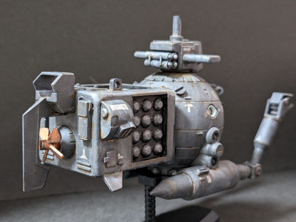 【背面】機雷を背部ユニット4面に各12機、計48機を背負ってます（開閉式ハッチのイメージですが稼働機構までは仕込めませんでした）。スクリューはプラ板プラ棒で自作です。頭部ユニットの背部にはデコイを4機。