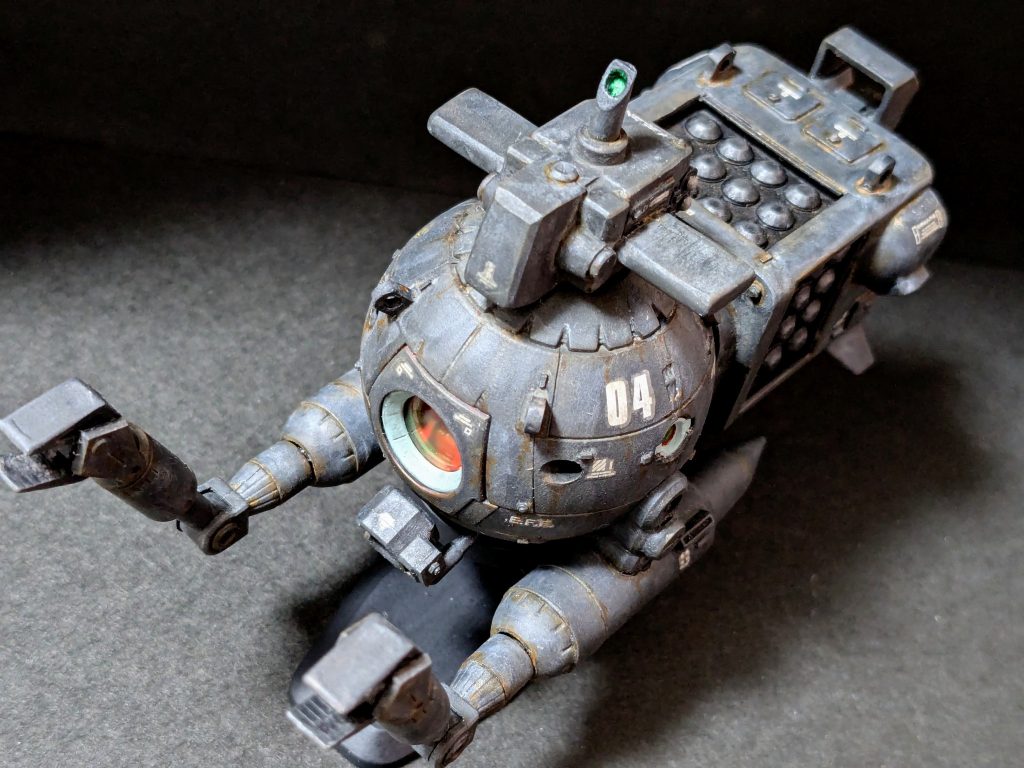 ウェザリングカラーのマルチホワイトでウォッシングすることが多いのですがトップコートすると発色が悪くなるので、今回は水垢表現を強めにするために水で薄めたタミヤアクリルカラーのフラットホワイトを塗りたくってみました。それから今回初めてリアルタッチマーカーを使ってみたのですが、便利ですね（特に錆垂れのストレーキング）。