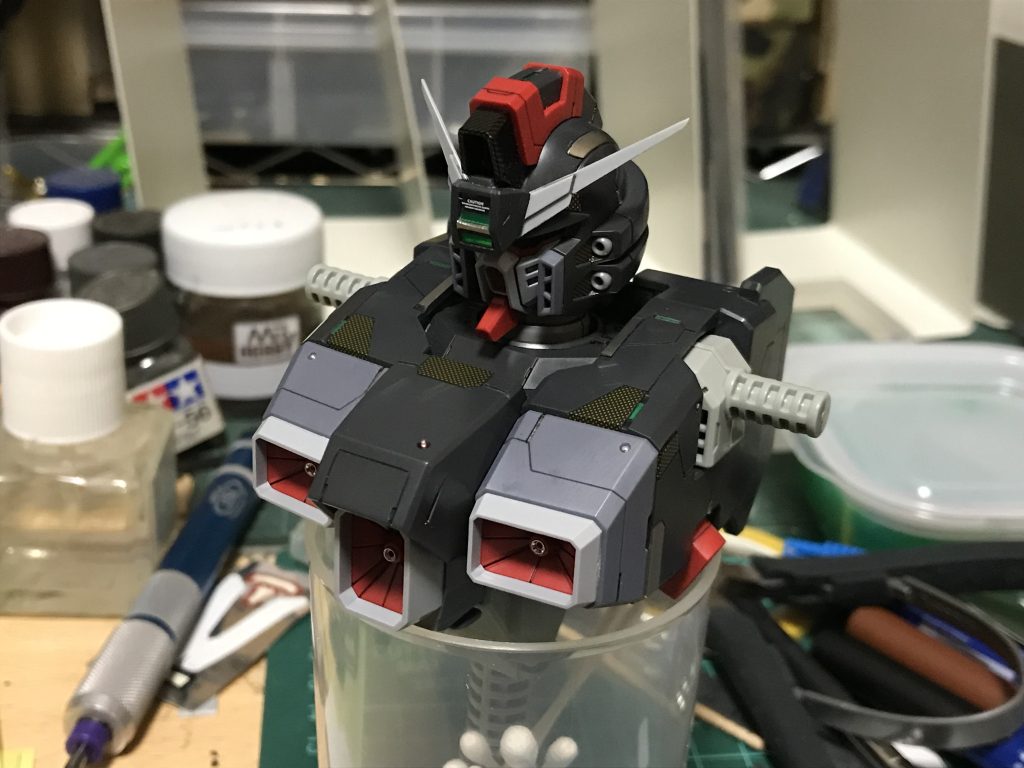 製作時のスジ彫りなど。