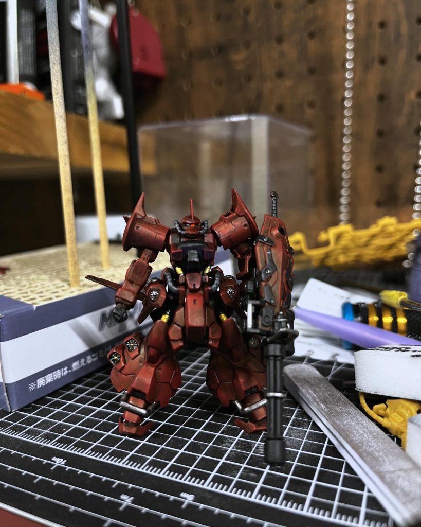 モノアイはブラックライト当てれば光るようにしました出来上がった時はいつも達成感半端ありません🤭次作る時はフライトタイプらしく飛んでる感じで作りたいなと思いました笑