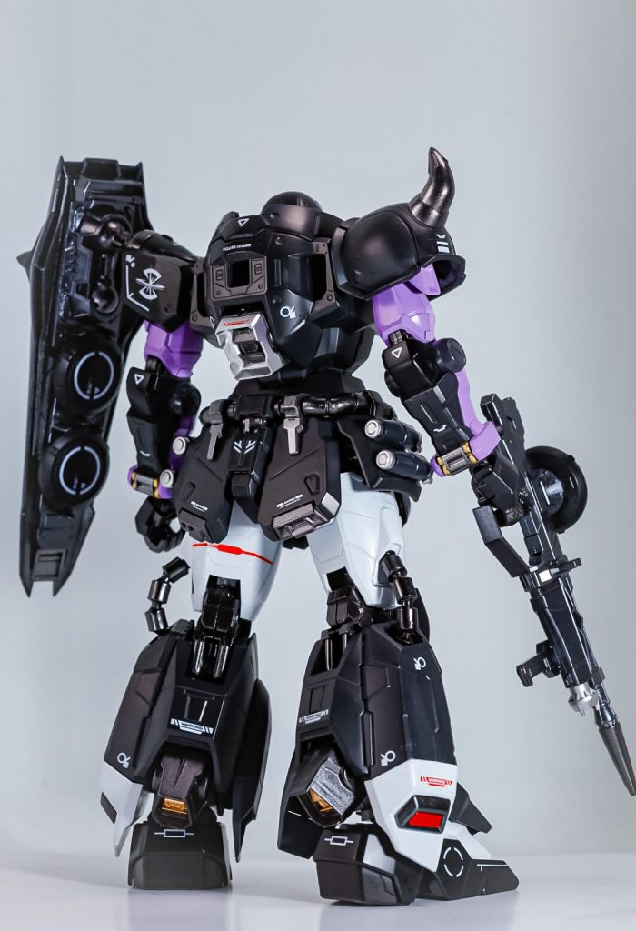 後ろ姿。実はこの機体、マッチョな仕上がりになっていてめちゃくちゃカッチョいいんですよね!特にバックショットなんて、さらにカッチョ良くてお気に入りです!(zaku-kao6)