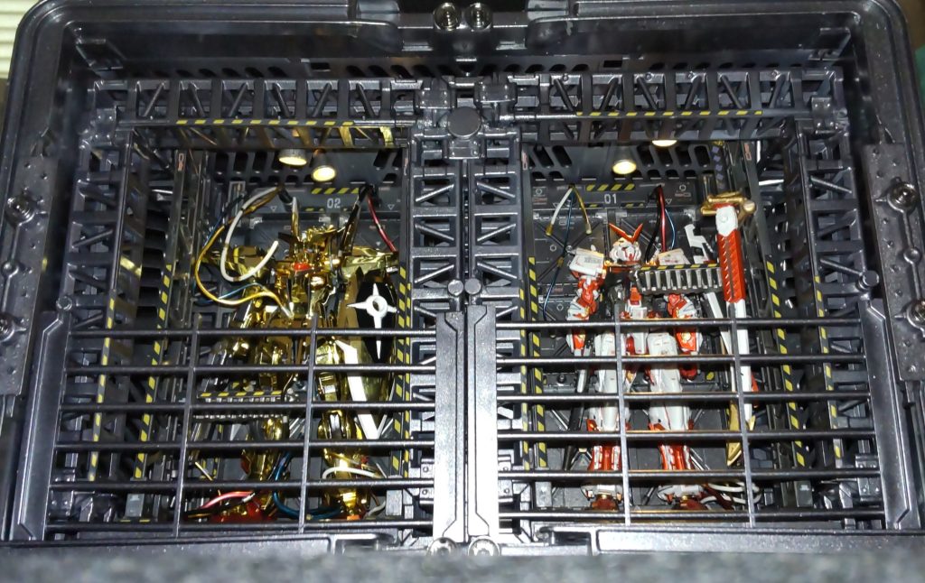 これまた100均のネオジム磁石とフェンスで脱着可能にしました。モビルスーツドックっぽくなったと思います。