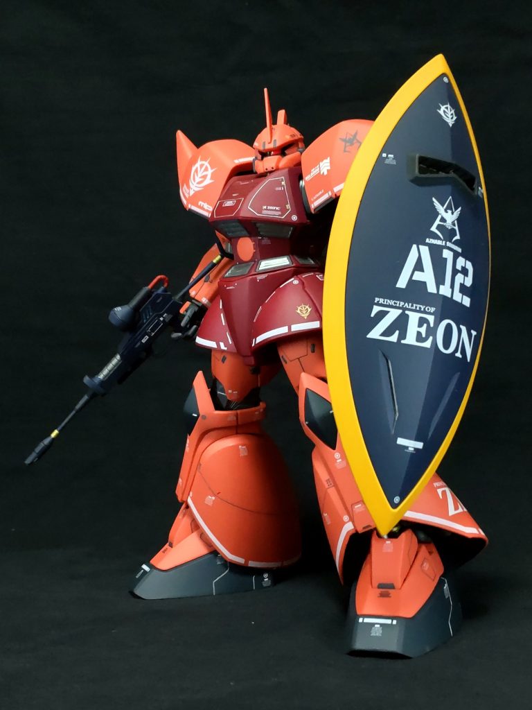 標準装備。シールドとビームライフルに仕込んだネオジム磁石のおかげでポロリもありません。肩の垂れ下がりもありませんがシールドが重いので若干左に傾きます😓。