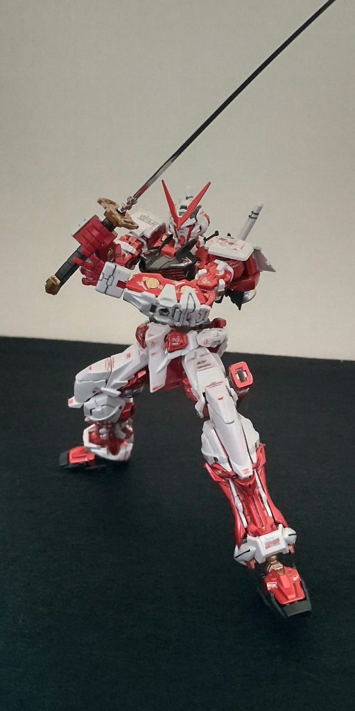 墨入れ等赤はゴールドとクリアレッドのキャンディ白はガンダムホワイトにパールホワイトグレー、黒はガンメタとスモーククリアは光沢でテッカテカを目指しました。