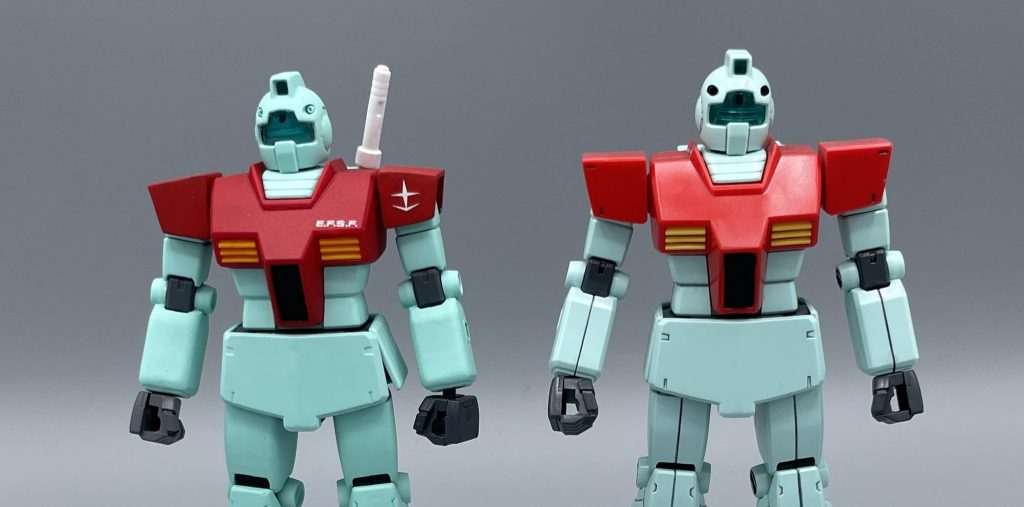 パチ組みとの比較。　プチ改造というのは、肩アーマーの部分。別にもとのキットのプロポーションに不満はないし、むしろ１００点です。しかし今回は、より旧キットっぽく肩アーマーをなで肩にしてみました。そして、全体のエッジをヤスリで落として、ロボット魂のようななめらかボディにしています。　良い。絶対弱くなった。かわいいｗ