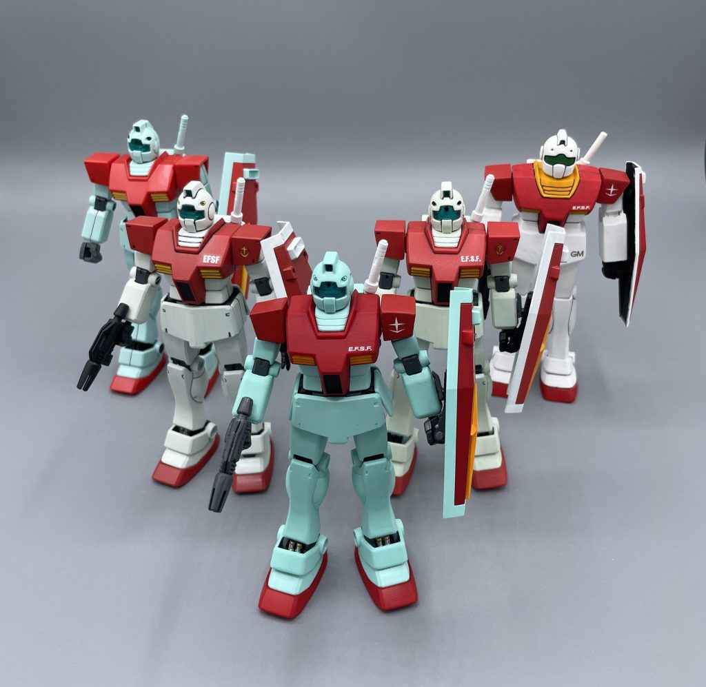 あれはジムです。ガンダムの生産タイプです。　壮観。好きな機体がいっぱいで嬉しい。ここまでくると基地が欲しい。赤い屋根の大きなジャブローが欲しい。 シルバニアファミリーみたいに、ジムバニアファミリーして遊ぶんだ。★旧キットも是非ッ！！https://gumpla.jp/old/2064286 