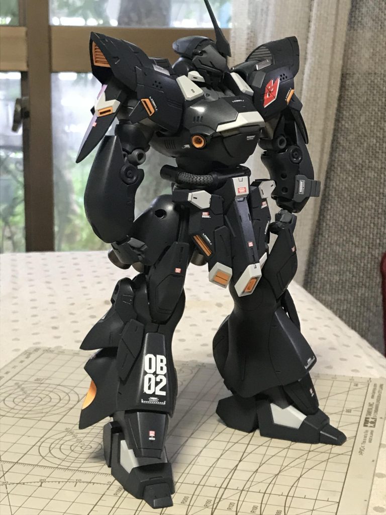 はめると塗料が剥げる為、片側のビームサーベルは外したままにしております。