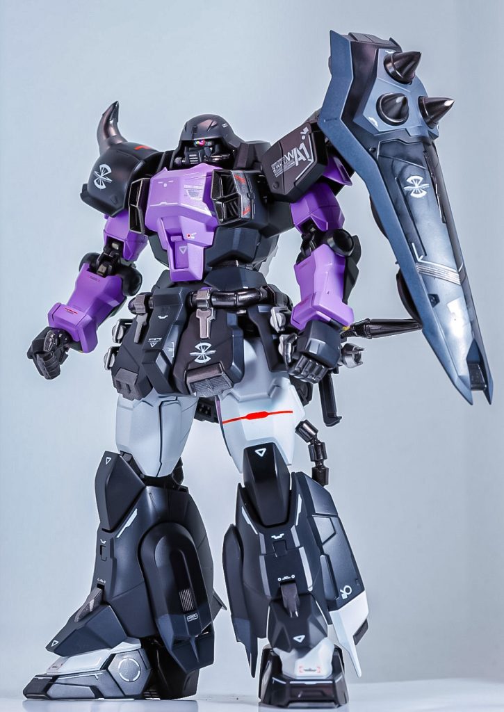 初めてMGモデルに手を出してみました。最初のモデルは、ずっと作りたかったザクウォーリア。でも、ルナマリア機は全然買えなかったのでベース東京で普通に売ってたライブバージョンザクに手を出しました。(zaku-kao4)実はこの黒い三連星カラーにしたのはGUNSTAにいらっしゃるとあるモデラーさんがこのカラーリングで仕上げたのを見て自分もやってみたいと思って真似してみました。(zaku-kao4)