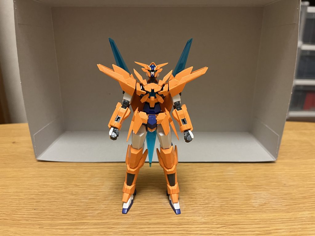 機体名:トランジェントガンダム全高:19.4m重量:57.1tオレンジを基調としたカラーリング、鋭角なパーツを多用した独特なシルエットが特徴。パイロットは、ハイネ・ヴェステンフルス(IF版)。CV:西川貴教。男性。ナチュラル。年齢は、21歳。パーソナルカラーはオレンジで、機体塗装に留まらず髪やパイロットスーツまでもオレンジ色で固めている。ルナマリアやレイ、そして王であるシンと同じく、以前はザフトのエースパイロットを務めており、一時期は彼らの上官を務めていた。現在はデュランダル議長の命を受け、さらにハイネ自身の意向もあって、リベンジャーズへと出向し、同じ幹部として活動する。飄々とした人柄で一見軽薄そうな印象を受けるが、軍人としての確たる信念を持ち、戦争に対してシビアな面も持ち合わせている。ザフト軍の在籍時代と変わらず、人心の機微にも非常に敏感で、チーム内の和を重視しており、ザフト軍時代から「隊長」や「さん」付けで呼ばれることを嫌い、「ハイネ」と呼ぶように訂正させるなど、気さくな先輩として打ち解けている。この姿勢はリベンジャーズの幹部になった今でも崩さず、他の幹部や構成員たち、さらに王であるシンに対しても、媚びもしなければ高圧的にもならない為、ルナマリアとレイとも早くに打ち解けている。一方で、シンへの忠誠心が厚い幹部たちからは、自らの姿勢と相反する為、苦手意識こそ抱かれてはいるが、それを押し付ける事はしない。また、公の場では彼に「様」付けをして敬意を示し、ミザエルと同様に、最低限の「リベンジャーズの王であるシンの部下」という立場はしっかり弁えている為、持ち前の気さくさもあって、少なからず「シンを支える幹部」として信頼もされている。