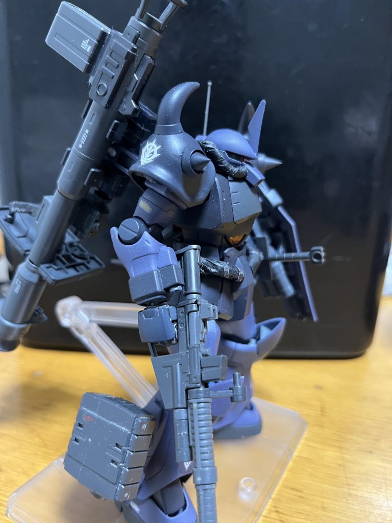 左肩のスパイクが右より小さいのはバズーカの取り回しを考えて小さくしている。本当はサイズ間違えて接着したからなのは内緒。