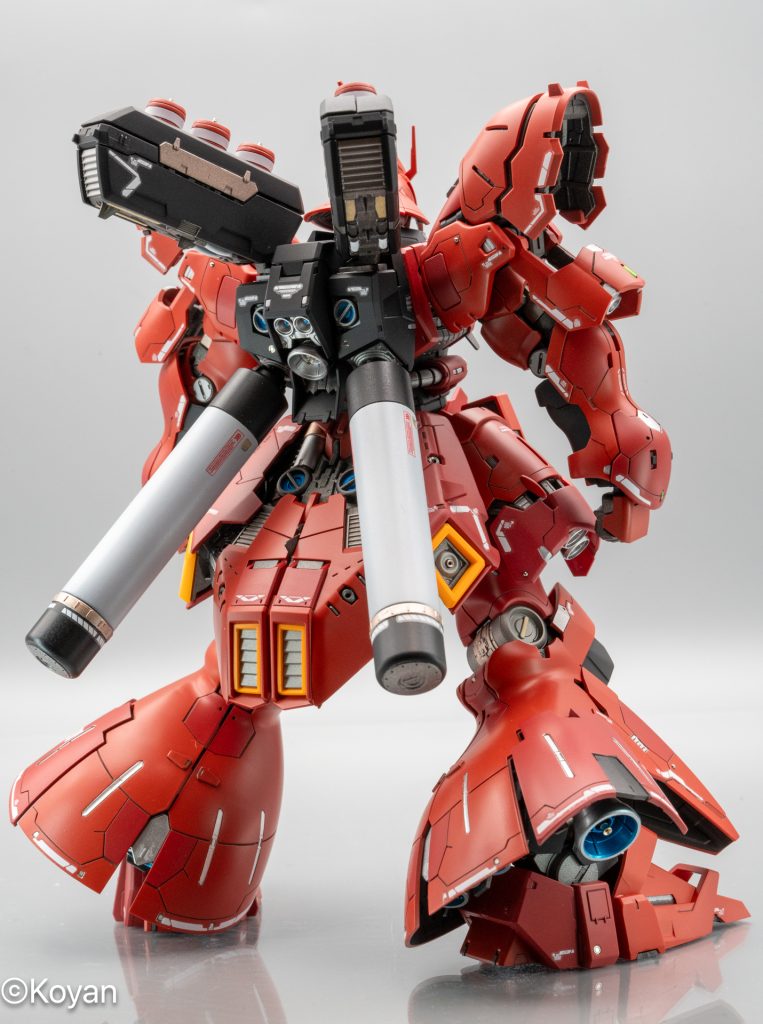 大きく配色変更したのはプロペラントタンクのみで、あとはキットベースにMGサザビーの配色を参考に赤三色で塗り分けました。