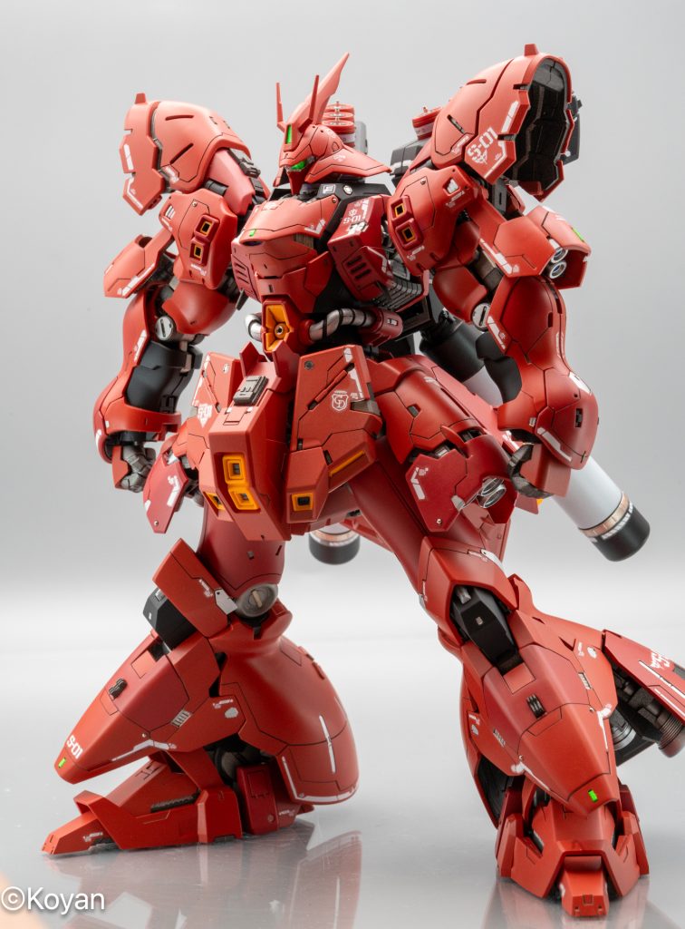 全体的に筋彫りとディテールアップパーツ追加、塗装は全て水性とエナメルです。カメラアイは付属シールにUVレジンでキラキラ感を強調。