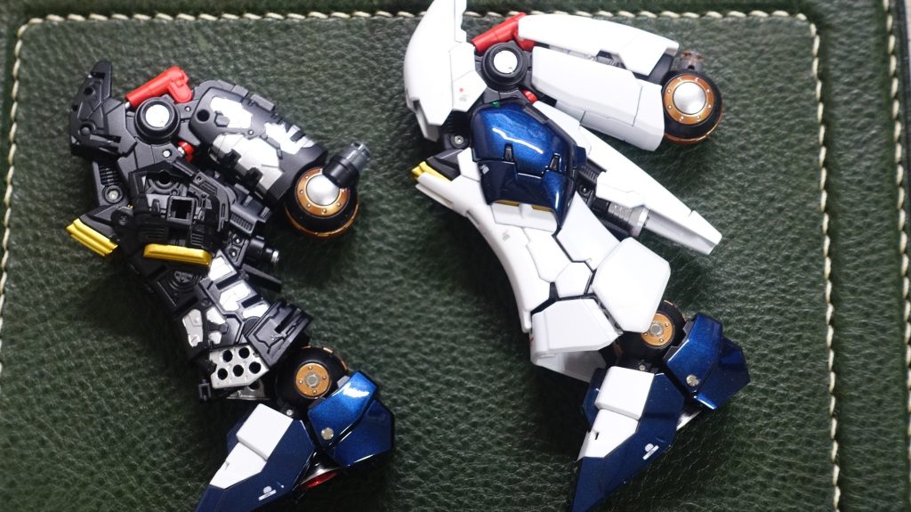 脚の塗り分け。組み立てた後も見えるところだけの感じで。ダンパーはシルクレッドの6〜7割光沢仕上げ銅色はブラウン→スーパーカッパー銀色はEXブラック→スターブライトシルバーorスターブライトジュラルミン金色はブラウン→スターブライトゴールド一部メタリックは水性クリアーでコートしました。お気に入りは太もも付け根のスチールボール埋め込みと脛部分の開口。