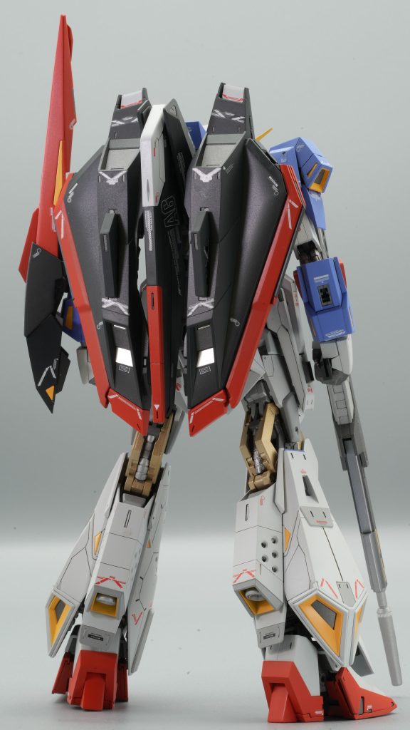 後ろです。フライングアーマーの分割が良い感じだったので苦労しないで作れました。