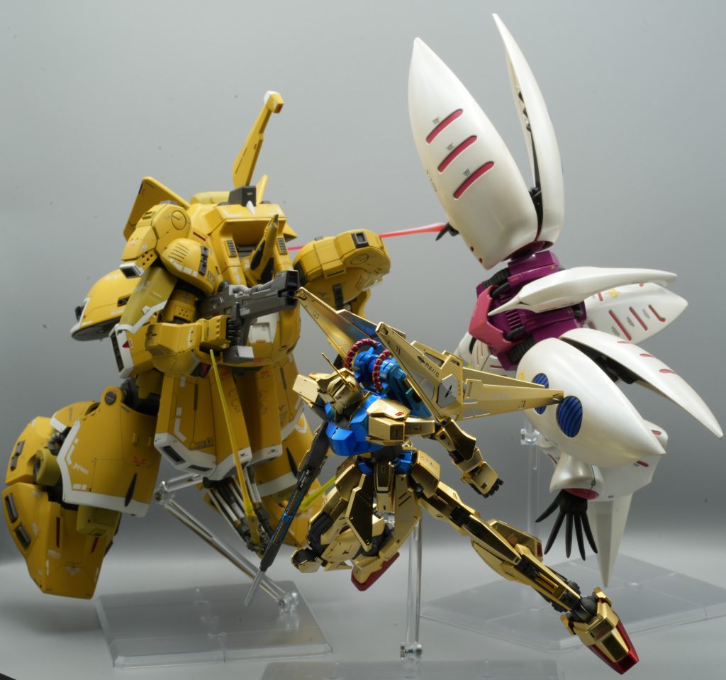 オマケ追いかけられる百式の図。スタンドを複数買ったので撮影してみました。