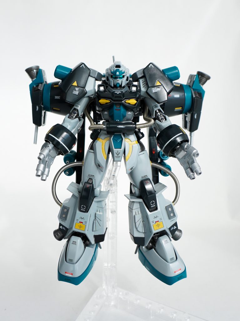 エンゲージガンダム、高機動型ザク(シンマツナガ)、デミバーディング、肩は鉄血のなにか。ファンネルパーツなどをもりもりミキシングして作りました。カラーリングは量産型ニューをイメージ。