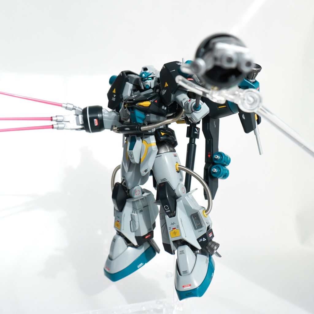 手はジオングのようなビーム砲になっていて、有線で制御できます。この手もネオジムでくっつけてるので、パーツ付け替えで有線も再現!中距離の敵にはビーム砲でオールレンジ攻撃を仕掛けますが、収縮させてビームサーベルにもなります。爪のようにして近接も戦えます。