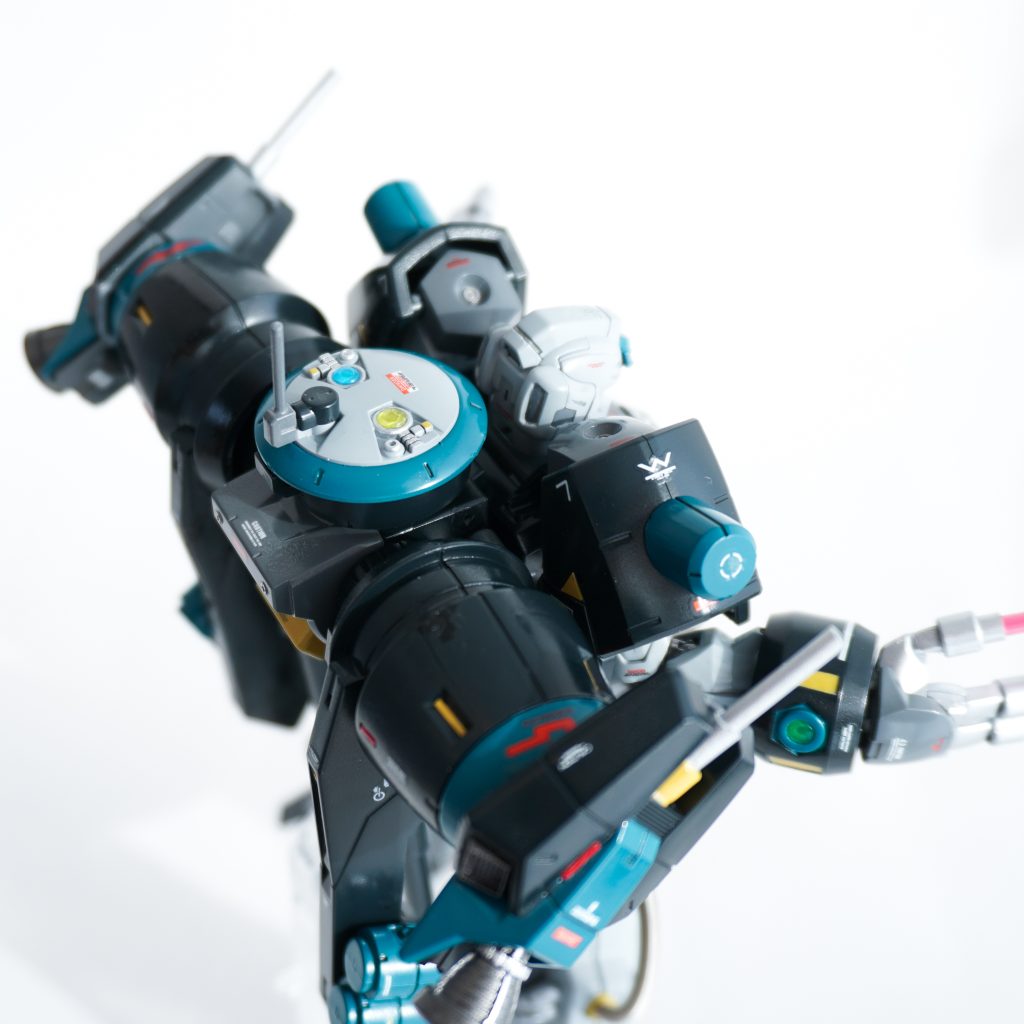 サイコミュの精度をあげつつ計測するために、背中にはレドームをしょっています。バックパック横の砲台みたいなのは、高出力ビーム砲を搭載した大型ファンネルです。遠距離の敵はこれで狙撃します。ネオジム磁石でくっつけてるので、外して飛ばせます。もともとはデミの足パーツ。砲台はプラ棒で作りました。下に見える小型ファンネルもネオジムですね。