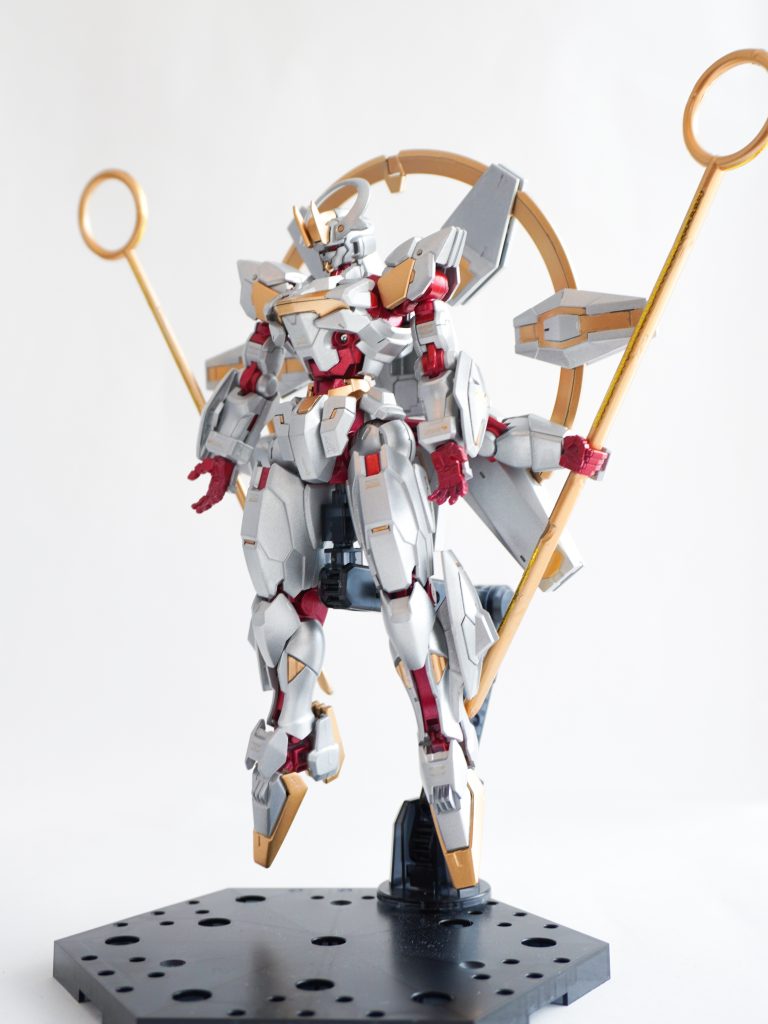 仏像っぽい武器?も作ってみました。ランナーを切り落としてやすりで綺麗に。実はネイル用のシールも貼ってるんですが分かりにくいですね。きっと神の雷を落とすんじゃないでしょうか。知らんけど。