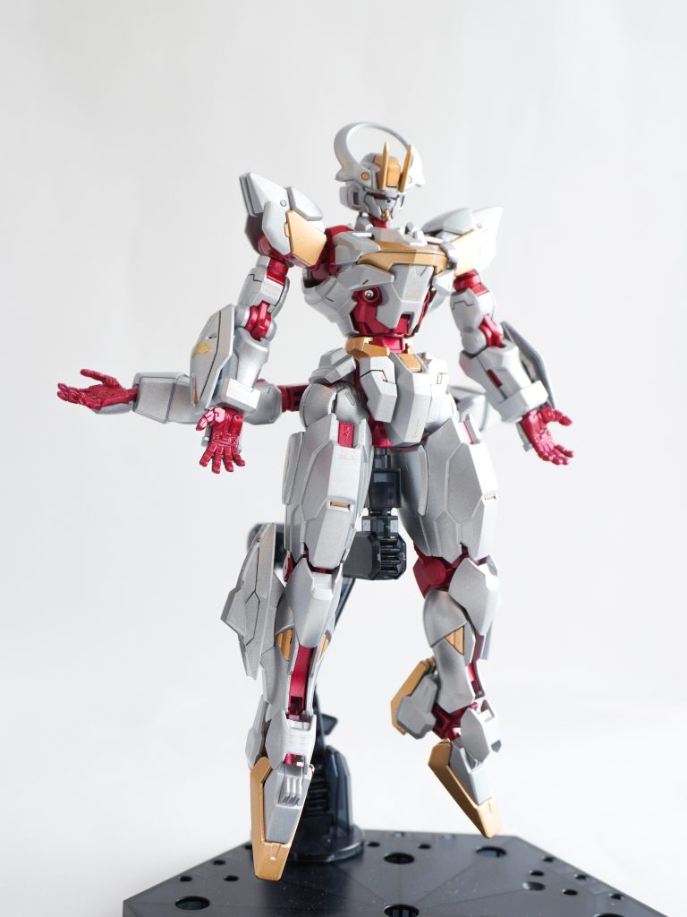 千手観音みたいなガンダムをつくりたくて、腰には隠し腕。もっと腕を生やしたかったけど、付けられなかった……