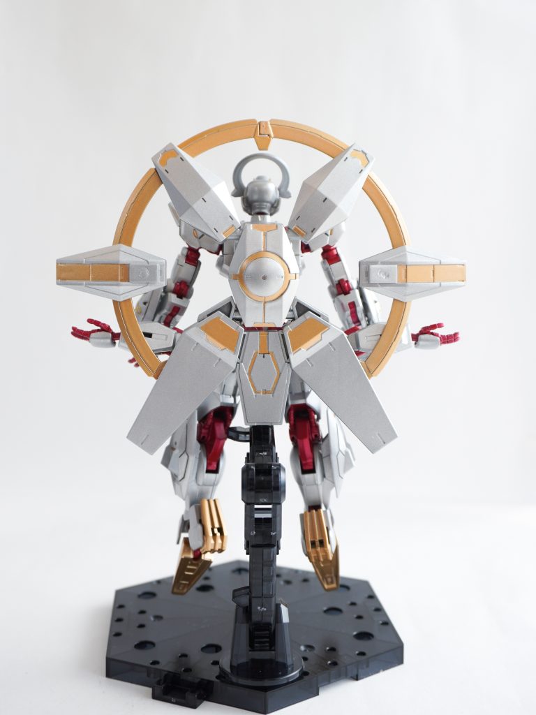 背中はネプティトユニット。シュバルゼッテの頭と合わせた時に完璧や!と震えました。ちなみに金色はマスキングで塗り分けています。