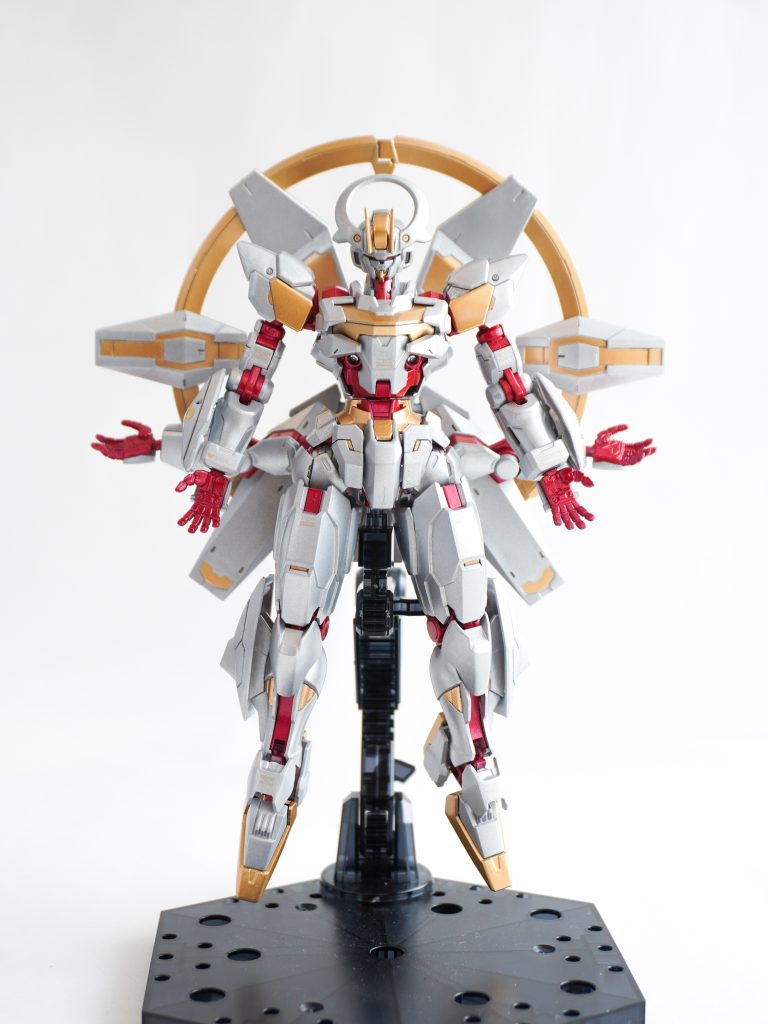 ずっとヤバイ神様っぽいガンプラを作りたくて、ついに完成!ルブリスジウをベースに、シュバルゼッテやエアリアルなど地味にいろいろミキシングしています。内部フレームはメタリックレッドで。血のイメージです。なんかこう、歪んでしまった異形の神みたいな感じで。