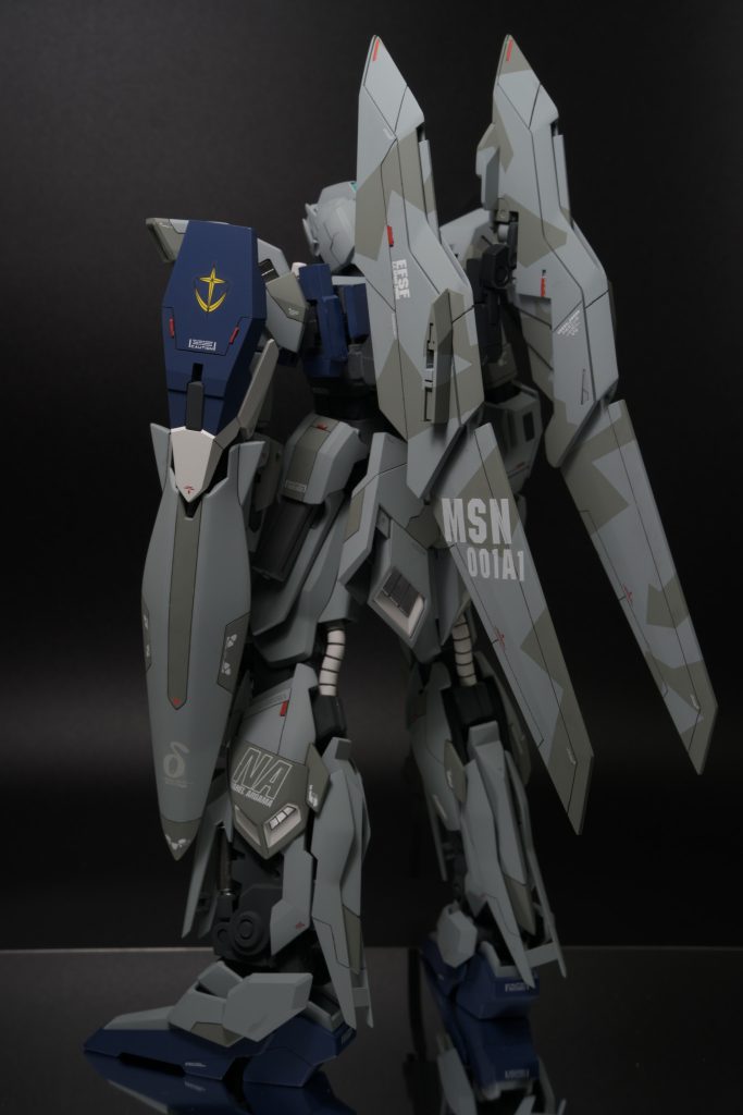 ウイングバインダーにはスプリッター迷彩を施し、戦闘機っぽさを演出しています。