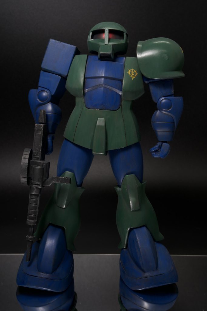 めぐりあい宇宙に登場した機体という設定なので、右手にはマシンガンを持たせています。肩幅を八の字カットで詰めた以外は大幅な改修は行わず、関節をアルミ線接続に変更しました。