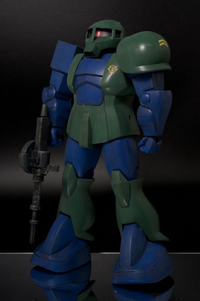 左手の拳は先日発売されたオプションパーツセットのものを使っています。1/144用で最も大きいサイズを使ったのでやや小さい感はありますが、言われないと気づかないレベルだと思いますね。