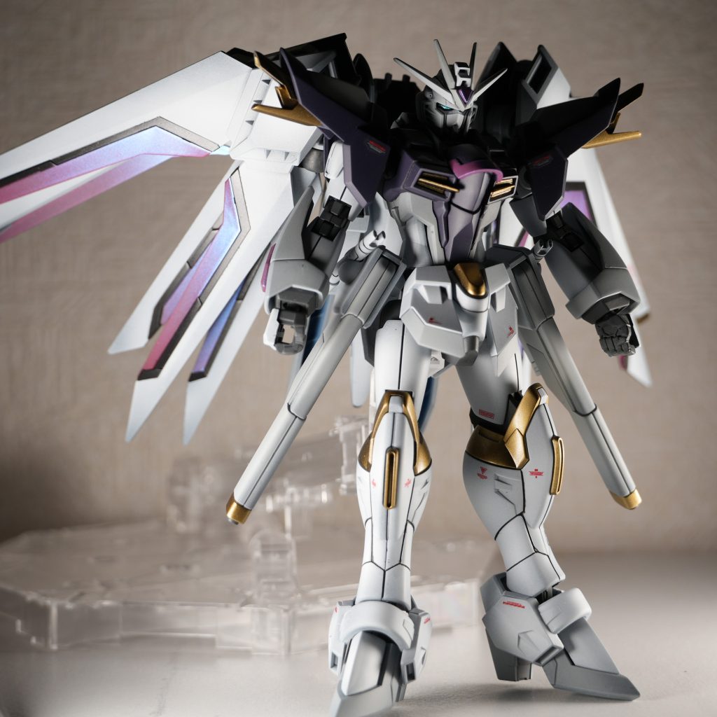 今回の塗装はホワイトをベースにグラデーション塗装をし、高貴なイメージで仕上げました！初めて偏光パール塗料 チェリーピンクブルー を使用しましたがこれがアクセントとなりとても良かった！写真で見てもわかる通り、光の当て方、見方によって色が変わるのでとてもかっこいい！ボディ色も羽に合わせて、パープルで仕上げました！原色ではなく調色をしたので自分好みの色になるまで時間はかかりますが、この賭けてる時間がまたいいですよねー！僕は好きです！