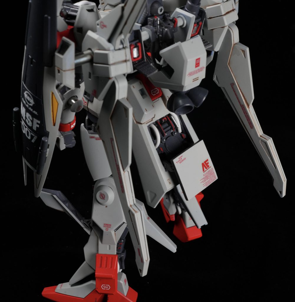 後方バックパック、スカート部。