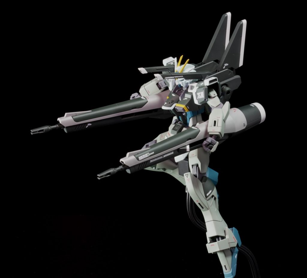 ●工作・肩のレールガン上部の肉抜き穴をパテ埋め・太もも　スジボリにてディティール追加シンプルな工作のみとなっておりますがこのカラーリングがカッコよすぎて満足のいく作品となりました。