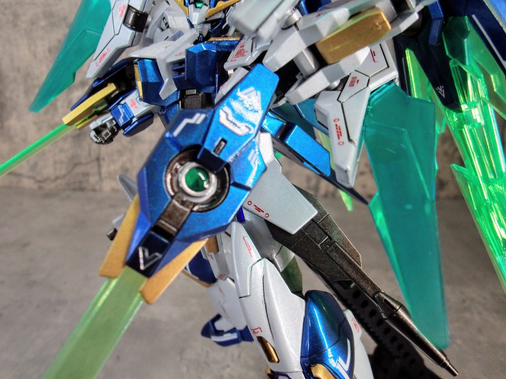 ダイバーアークの腕装備のクリスタルレンズは別物にしてディテールアップを図っています。