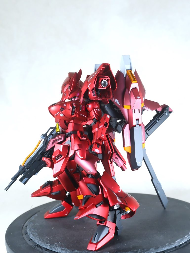 武装MA-BAR76F 高エネルギービームショットライフル　レジェンドに採用された高エネルギービームライフルと同系列の武装。ライフル下部にも射出口を持ち、通常射撃と拡散射撃を切り替えられる仕様。広範囲にビームを拡散させることが可能で、弾幕性能が非常に高い。 MA-M80SP デファイアント改　ビームパルチザンこちらもレジェンドに採用されているデファイアント改のマイナーチェンジモデル。ビームジャベリンとはビームの発振形状が異なり、中距離での斬撃戦を想定した形状となっている。 ゲシュマイディッヒパンツァー複合シールドフォビドゥンに採用されたものと同系統の武装。ビームを偏光させることで直撃を防ぎ、無効化する兵装である。ビームシールドではなく、この武装が採用された理由は機体へのダメージをより軽減することに重点を置いた為であると思われる。また、シールドには小型ミサイル、内部に大型戦略ミサイル（核への換装も可能）が格納され、大群への先制攻撃が可能となっている。MGX-2235 カリドゥス複相ビーム砲アビスに採用されたものと同型。ストライクフリーダムと同じく、ハイパーデュートリオンの恩恵により連射が可能となっており脅威である。