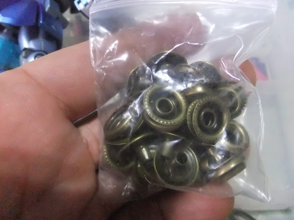 ジャンパーや革製品のホックを流用未塗装でもブロンズ色なのが嬉しい😆