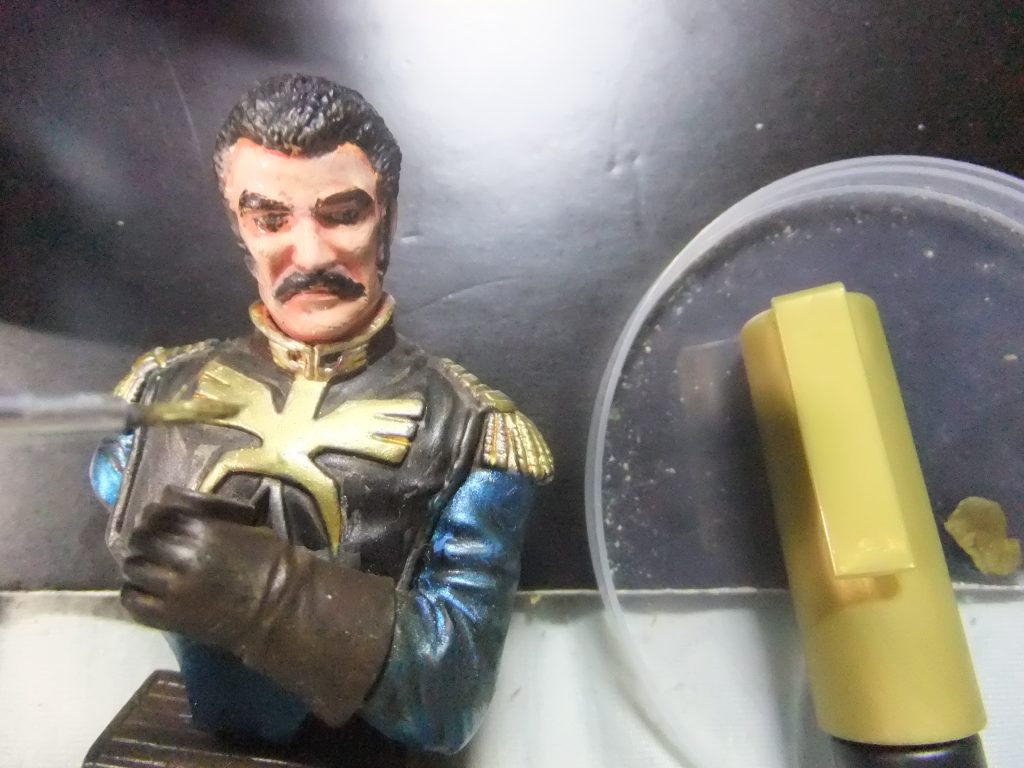 金の装飾は経年劣化するのでガンダムマーカーゴールドでタッチアップしています😁