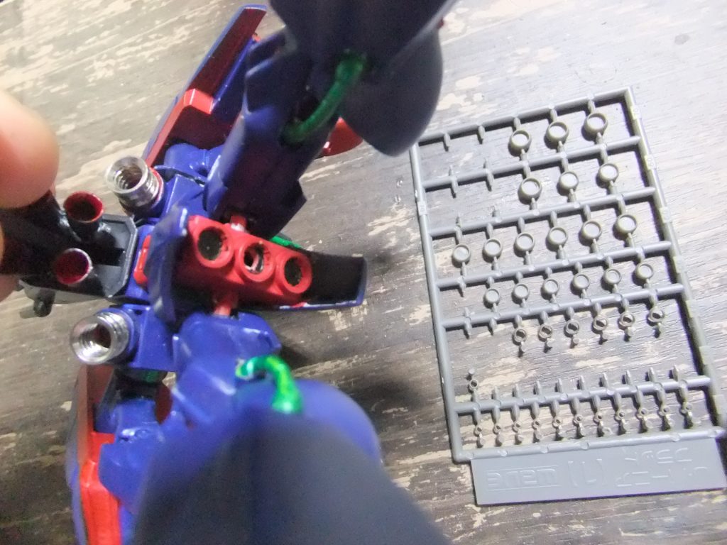 ノーマル状態だと情報量的に辛いので💦ドリルで開口してウェーブの「 丸モールド」&金属パーツに置き換えとなりマス😁