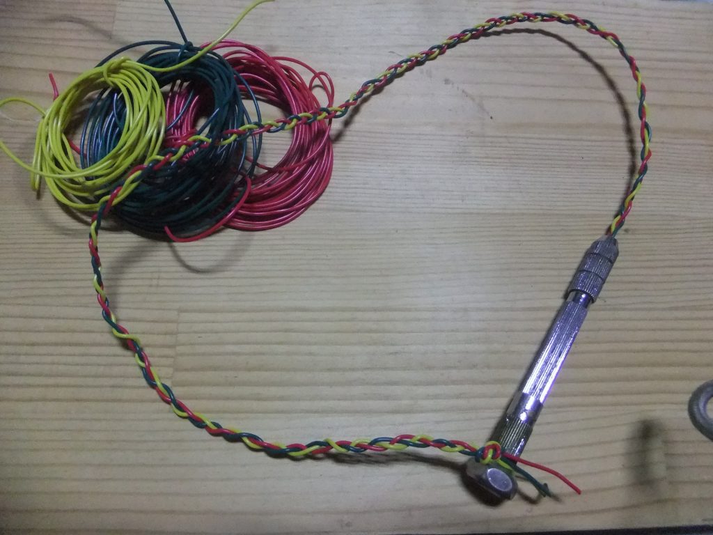 エネルギー伝達ケーブルは三本のカラーリード線をピンバイスで挟んで「 三つ編み」を行いマス😁