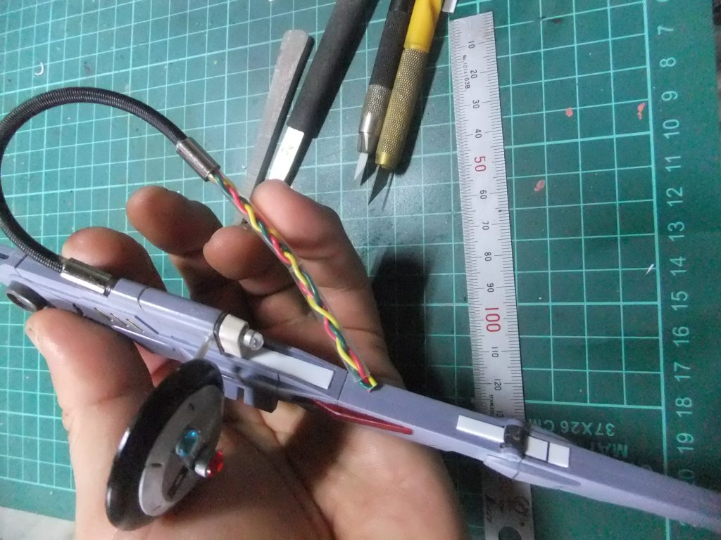 ロングライフ部分のデティールアップ&段落ちのパーティングラインをプラ板の細切り施工。